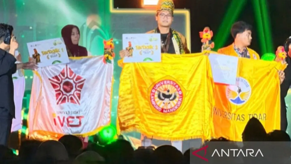 Kontingen ULM menerima penghargaan Abdidaya Ormawa 2026 di Makassar