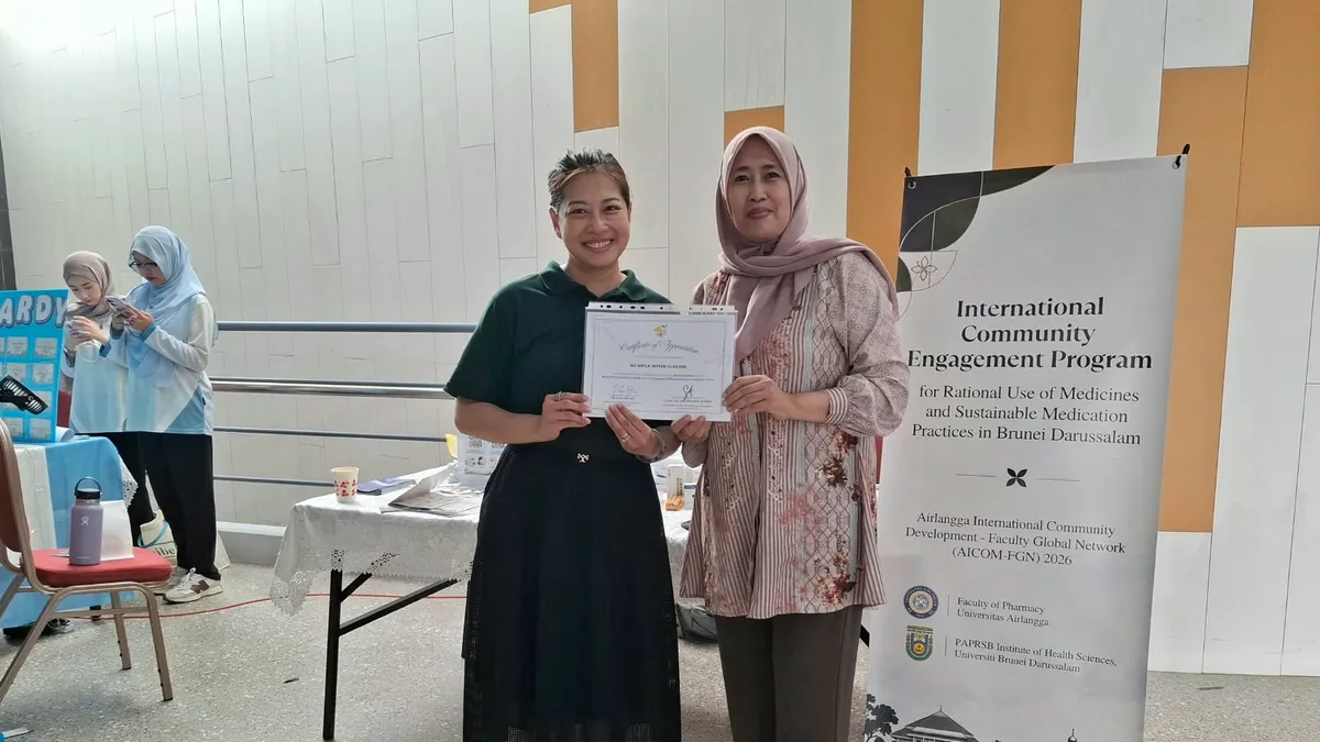 Dokumentasi program edukasi penggunaan obat oleh dua dosen Fakultas Farmasi UNAIR di Brunei Darussalam