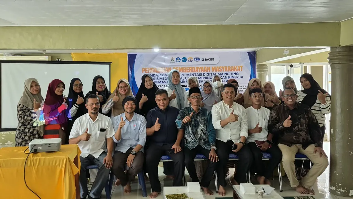 Dosen FEB Unimal dan 15 pelaku UMKM mengikuti pendampingan pemasaran digital di Gampong Hagu Selatan