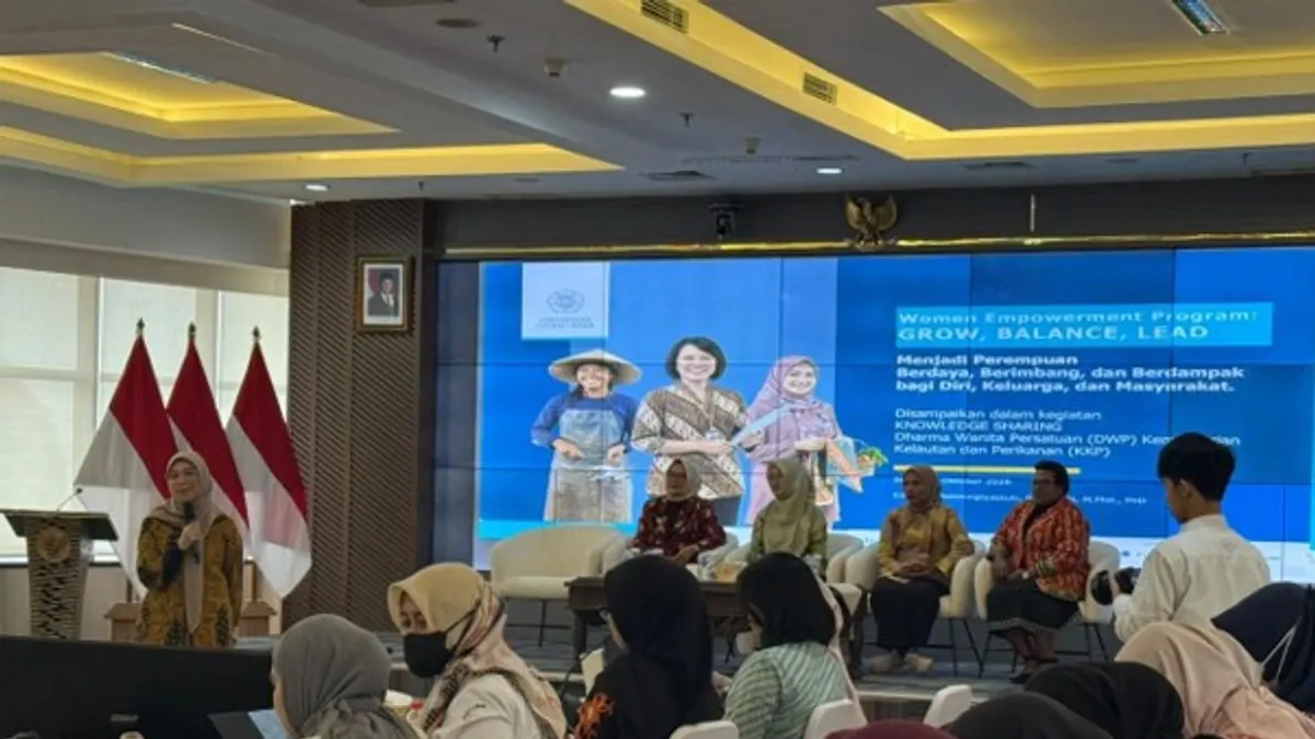 Dosen Perikanan UGM menyampaikan materi program pemberdayaan perempuan di KKP