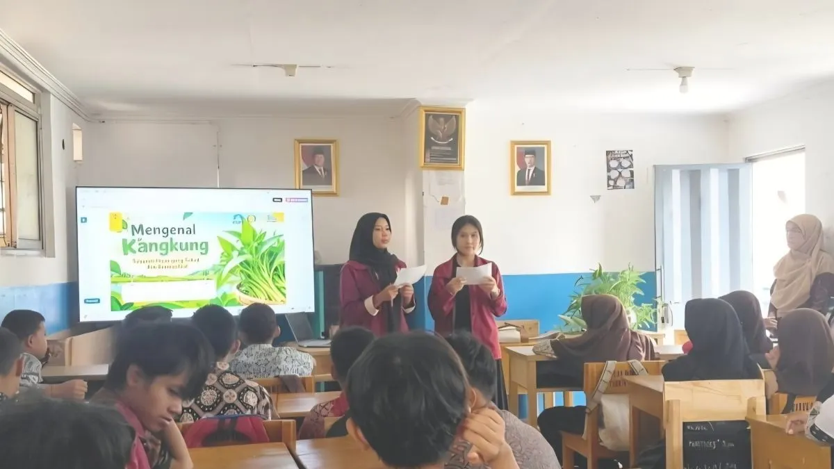 Tim pengabdian UI bersama siswa Sekolah Master Indonesia mempraktikkan akuaponik kangkung