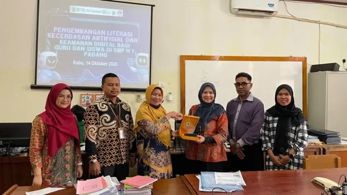 Dokumentasi kegiatan pelatihan literasi AI dan keamanan digital oleh tim Universitas Andalas di Padang
