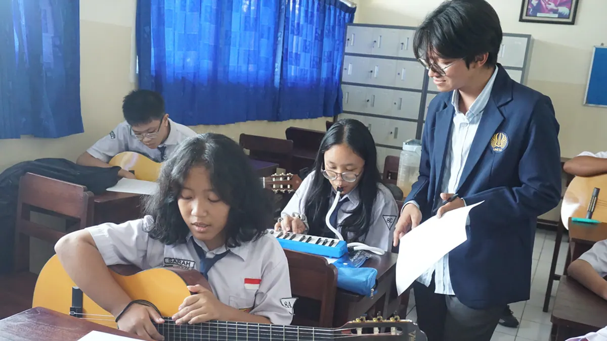 Dokumentasi pelatihan body percussion dosen Unesa bagi siswa SMP St. Yosef Surabaya