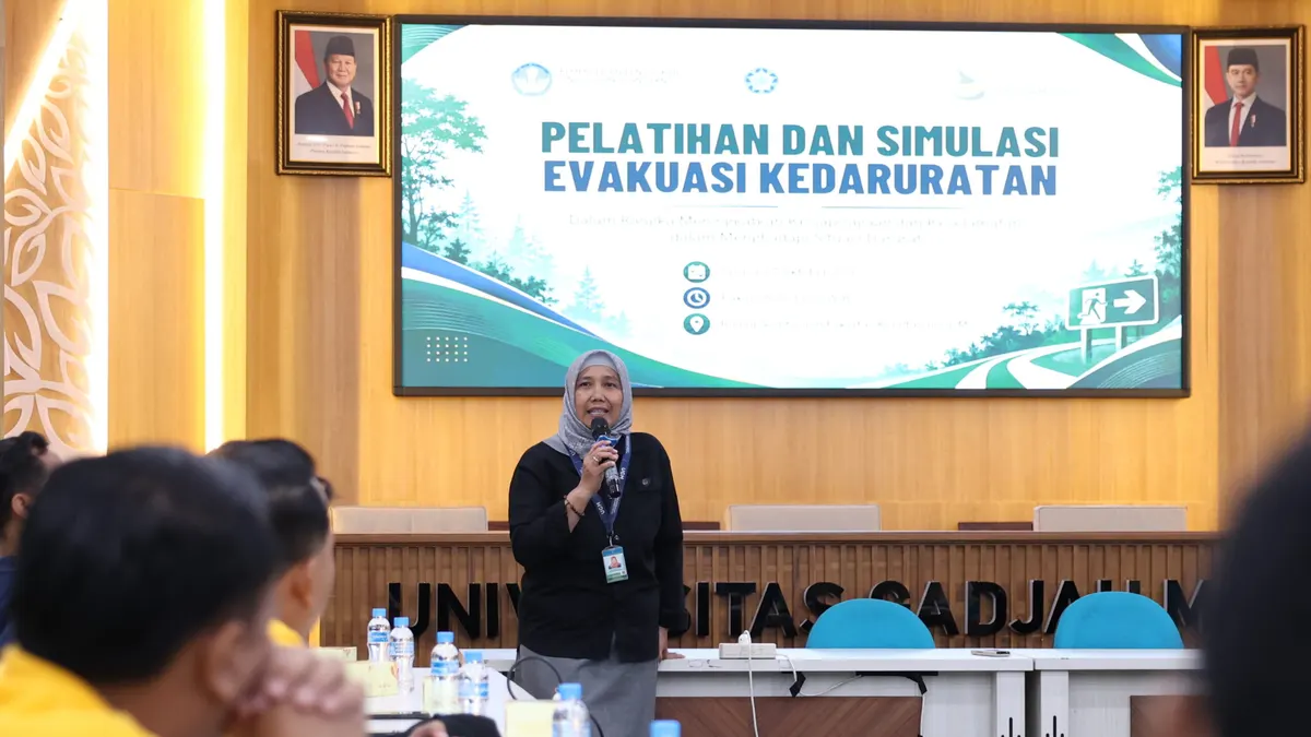 Petugas Fakultas Kehutanan UGM mengikuti simulasi pemadaman api dan evakuasi