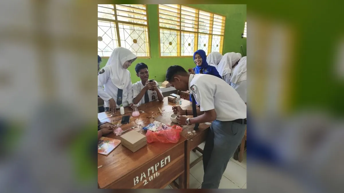 Praktikum isolasi DNA siswa SMA Negeri 16 Bulukumba bersama dosen Farmasi Unhas