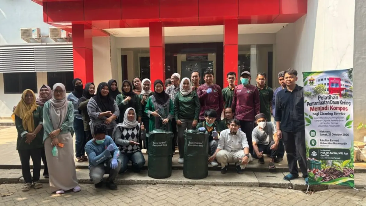 Petugas kebersihan Unhas mengikuti pelatihan pembuatan kompos daun kering