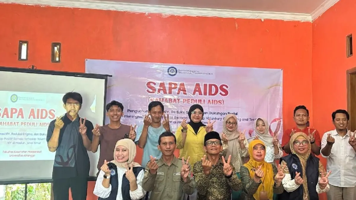 Kegiatan literasi HIV oleh tim FKM Universitas Airlangga bersama remaja Desa Klumutan Madiun