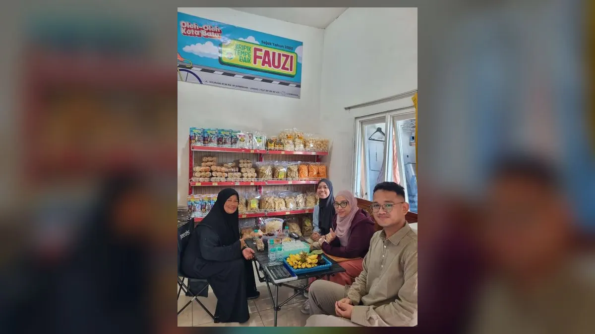 Tim FTAB UB mendampingi UMKM Fauzi Keripik Tempe di Kota Batu dalam penguatan pengendalian mutu