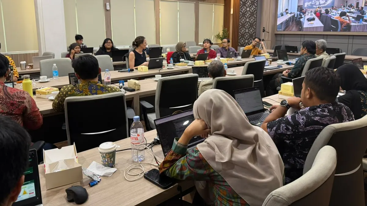 Tim UGM bersama KLH dan World Bank membahas dashboard pemodelan pembasahan lahan gambut