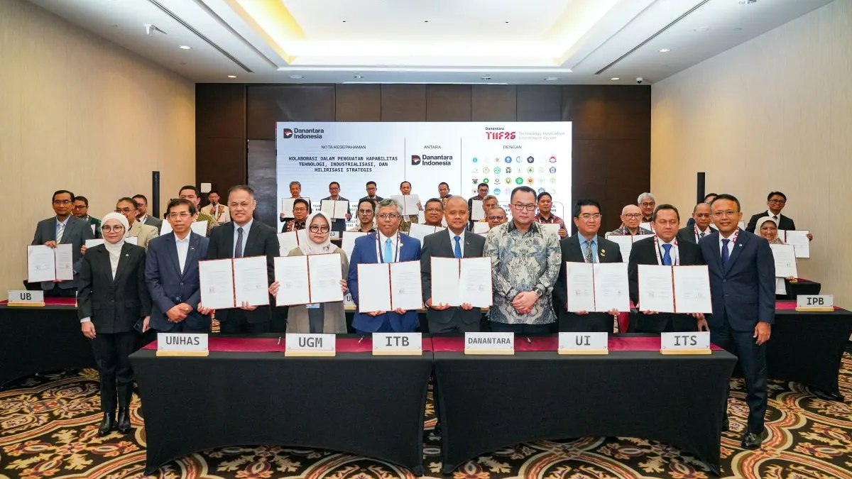Rektor ITB dan CTO Danantara menandatangani MoU teknologi pada DTIIF 2026