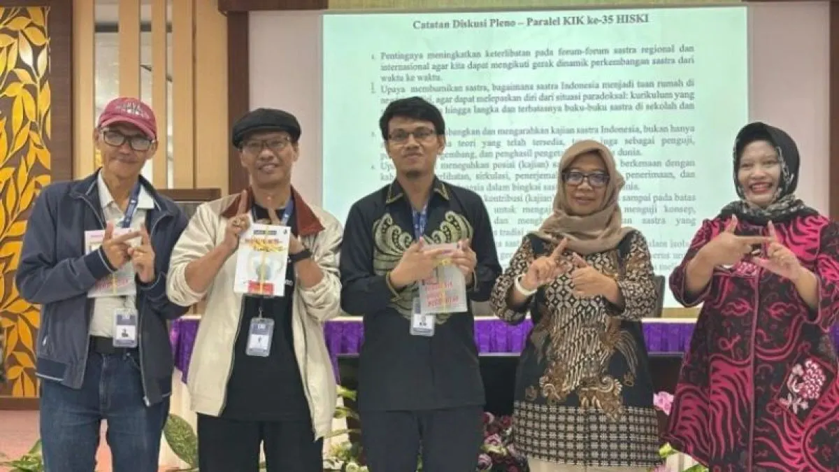 Jafar Lantowa dosen UNG menerima penghargaan pada konferensi kesusastraan di UNY