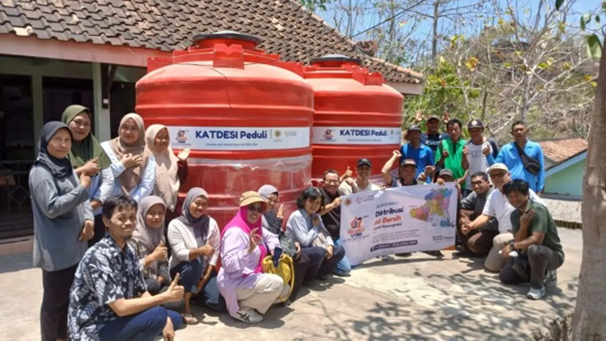 Panitia Reuni KATDESI UGM menyalurkan bantuan air bersih kepada masyarakat Gunungkidul