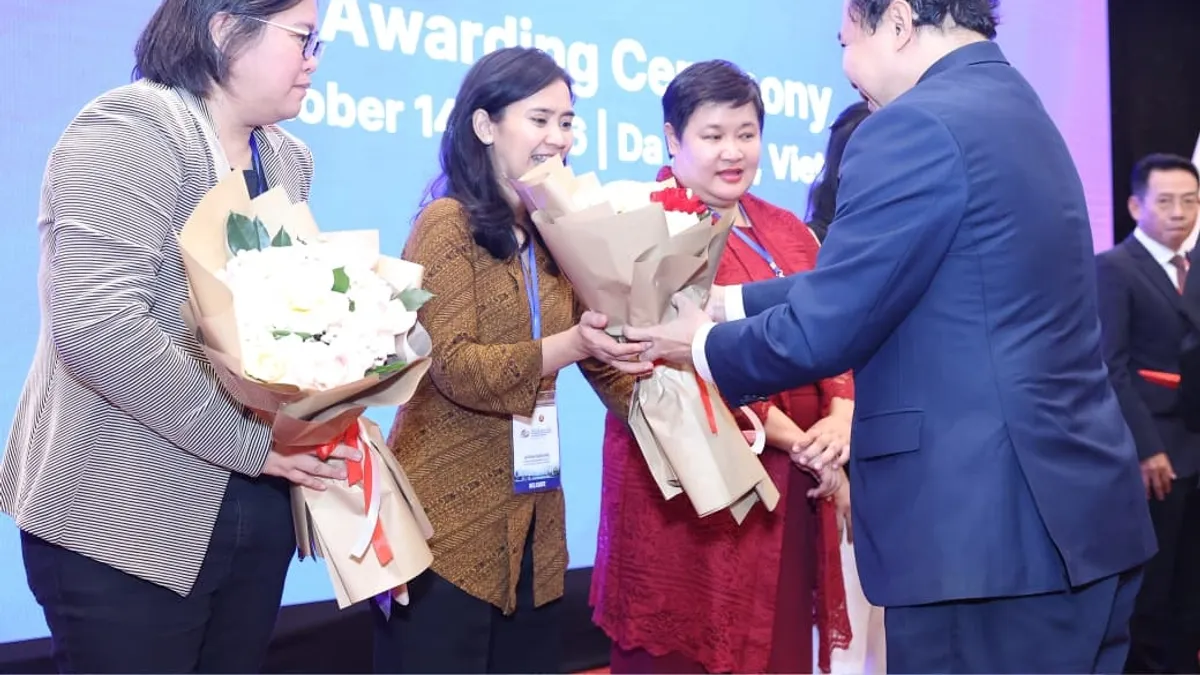Latifah Nurahmi dari ITS menerima penghargaan Honorable Mention dalam ASEAN-U.S. Science Prize for Women 2026