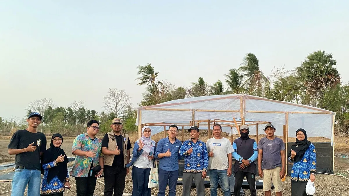 Tim PMKI ITB di depan rumah garam tunnel di Jeneponto