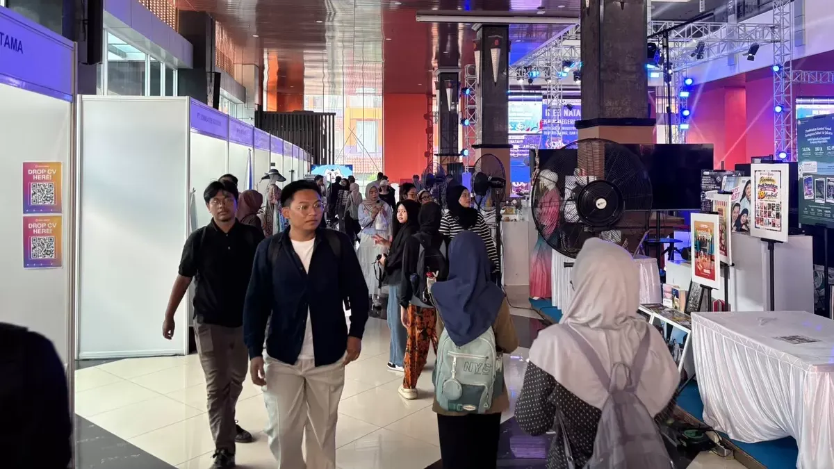 Pameran inovasi karya dosen Polimedia berupa animasi AI dan eksperimen material daur ulang