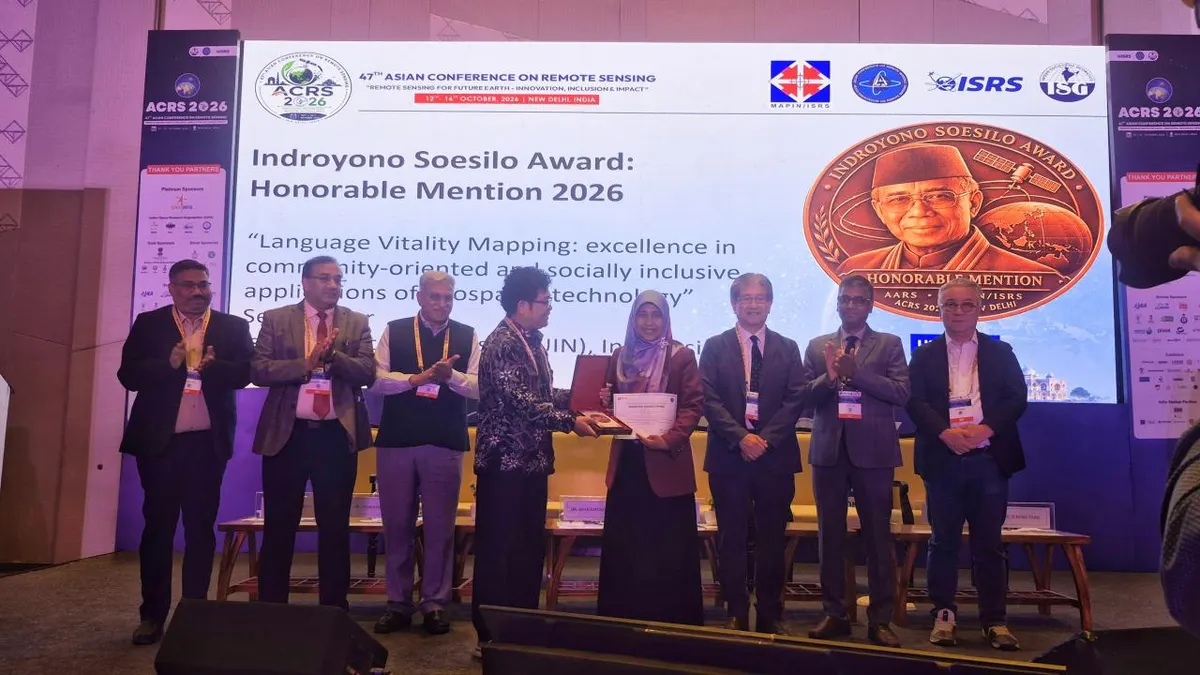 Dr. Serliah Nur menerima pengakuan atas penelitian pemetaan vitalitas bahasa Tana Luwu di ACRS 2026