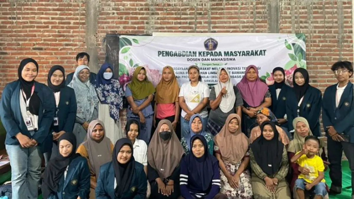 Dokumentasi pelatihan pengolahan kulit bawang merah menjadi kertas oleh tim PSDKU UB Kediri di Nganjuk