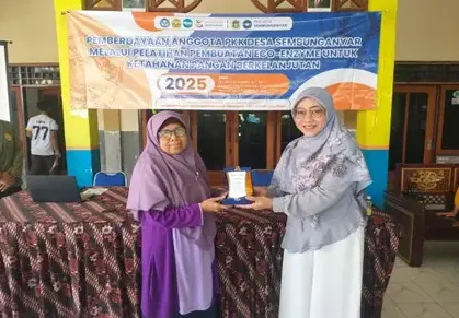 Foto pendukung: UBAH LIMBAH JADI BERKAH: DOSEN UPN VETERAN JATIM LATIH PKK SEMBUNGANYAR BUAT ECO-ENZYME