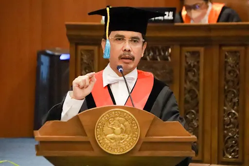 Foto pendukung: Guru Besar FH UNAIR Raih Predikat Dosen Hukum Favorit Nasional 2024
