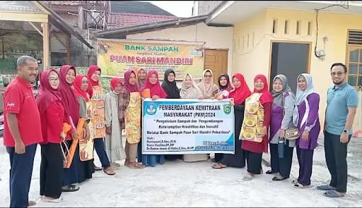 Foto pendukung: Tim Dosen UIR Berdayakan Bank Sampah Puan Sari Mandiri Pekanbaru melalui Program PKM