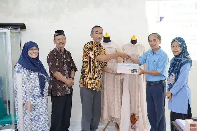 Ilustrasi Terobosan Menarik: Dosen Universitas Muhammadiyah Yogyakarta (UMY) Mendampingi Siswa SMK Jurusan Tata Busana Dalam Membangun Usaha
