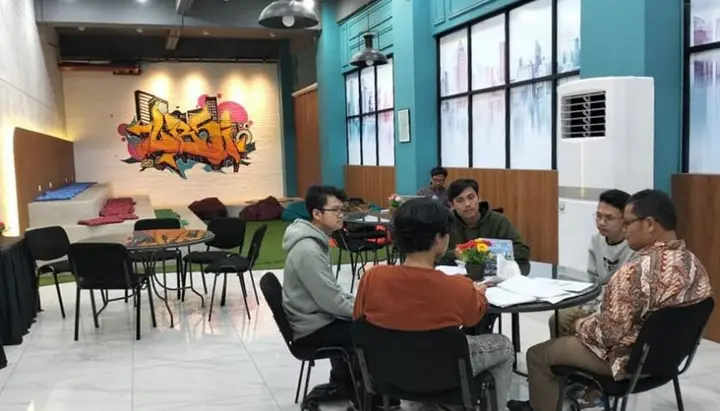 Ilustrasi Dosen Universitas BSI Fasilitasi Mahasiswa dengan Student Corner untuk Diskusi dan Bimbingan SkripsiDosen