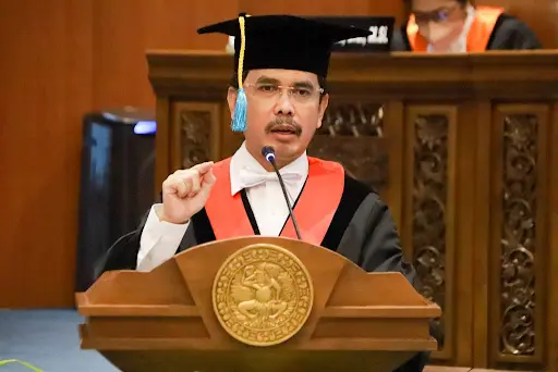 Ilustrasi Guru Besar FH UNAIR Raih Predikat Dosen Hukum Favorit Nasional 2024