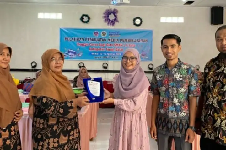 Ilustrasi Dosen Universitas Negeri Padang Berkolaborasi dengan SMAN 1 X Koto: Pelatihan Media Pembelajaran Canva untuk Guru
