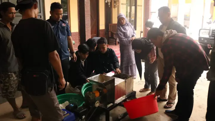 Ilustrasi Dosen Institut Teknologi Telkom Purwokerto Bantu UMKM Jati Rasa dengan Alat Produksi dan Website