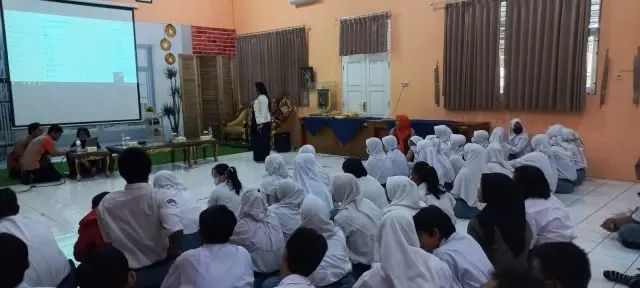Ilustrasi Pendampingan Penggunaan Sosial Media untuk Meningkatkan Keterampilan Berbahasa Siswa SLB di Tembalang: Kontribusi Magister Ilmu Susastra Undip