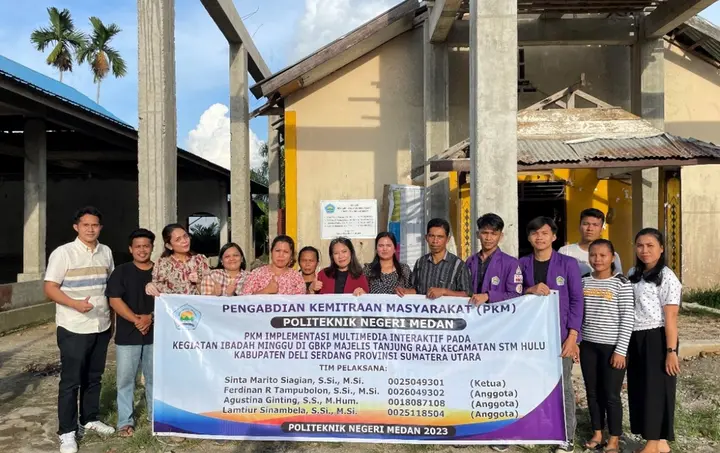Ilustrasi Dosen Politeknik Negeri Medan (Polmed) Menerapkan Teknologi Interaktif dalam Pengabdian Masyarakat di Gereja GBKP Tanjung Raja