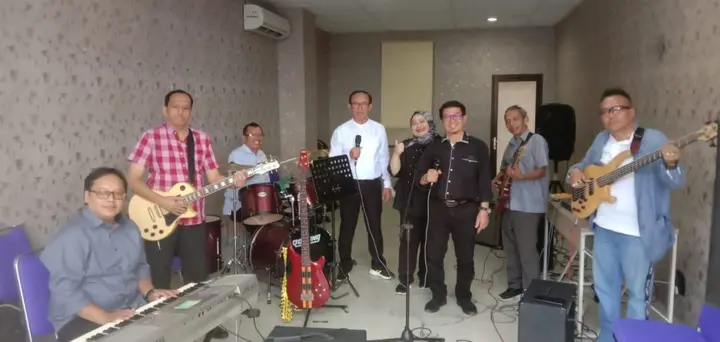 Ilustrasi Dosen Unpak Gabung dalam Pasca Vision Band, Grup Musik Akademis yang Memukau