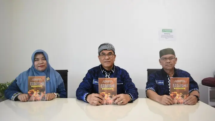 Ilustrasi Tiga Dosen Pascasarjana IIB Darmajaya Menerbitkan Buku Inovatif ‘Ekonomi Manajerial’ untuk Meningkatkan Pemahaman Mahasiswa