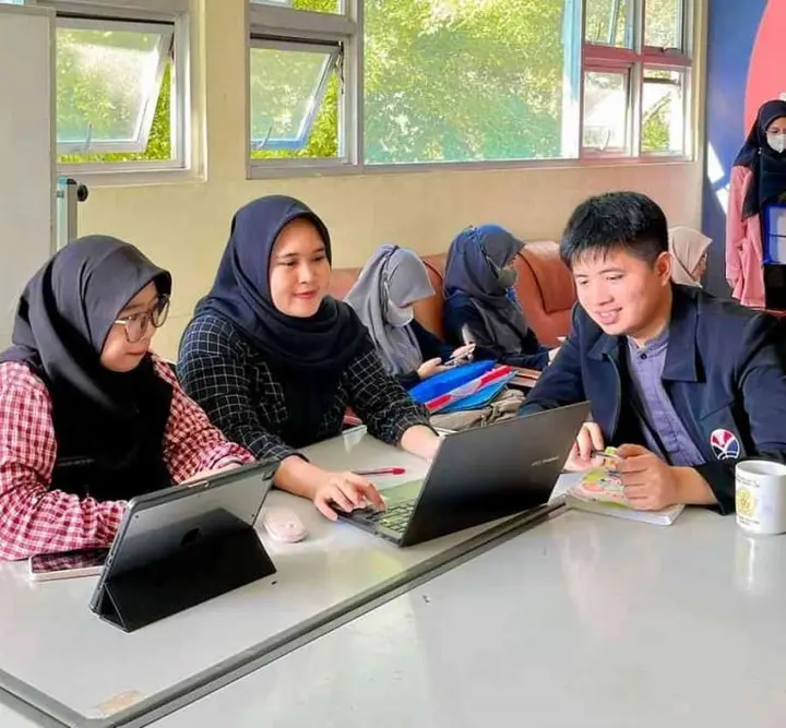 Ilustrasi Kolaborasi Sukses Guru dan Dosen UPI Tasikmalaya dalam Pengembangan Bahan Ajar Perkalian dan Pembagian