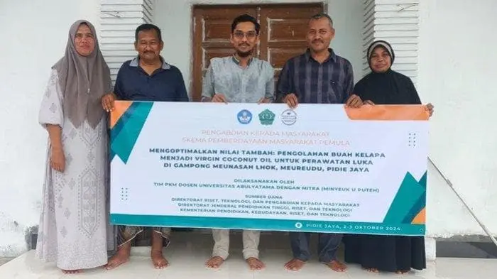 Ilustrasi Pelatihan Olah Kelapa Tua Jadi VCO untuk Perawatan Luka oleh Dosen Universitas Abulyatama di Pidie Jaya
