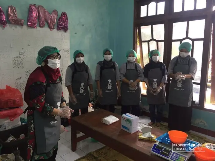 Ilustrasi Tim Dosen Prodi Peternakan UNS Meningkatkan Kualitas Pengemasan Rambak di UD. Berkah Yogyakarta