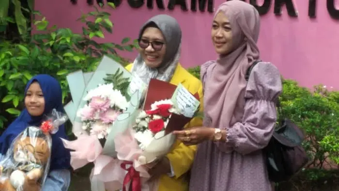 Ilustrasi Dosen Sukses Raih Gelar Doktor di Fisip Unsri Setelah Menyelesaikan Disertasi tentang Literasi Digital