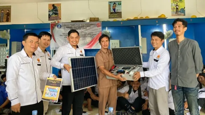 Ilustrasi Dosen Teknik Elektro UNJA Mengenalkan Teknologi PLTS ke Sekolah Menengah Kejuruan untuk Meningkatkan Pemahaman Energi Terbarukan