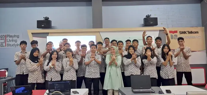 Ilustrasi Dosen Amikom Purwokerto Latih Siswa SMK Bangun Portofolio Digital Berbasis AI