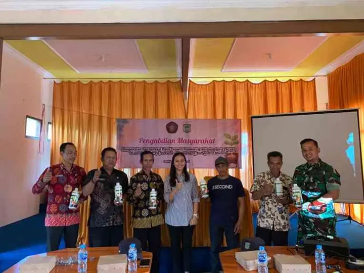 Ilustrasi Dosen Sosialisasi Penggunaan Pupuk Organik PGPR: Solusi Ramah Lingkungan untuk Petani Desa Tulungrejo, Kabupaten Malang
