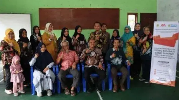 Ilustrasi “Dosen FTIK Universitas Semarang (USM) Bantu Pengelolaan Sampah di Desa Truko Kendal Melalui Pelatihan Video Edukasi Bank Sampah”