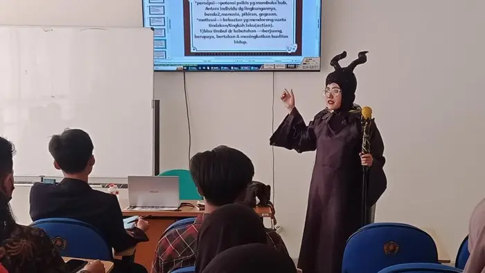 Ilustrasi Inovatif dan Unik! Dosen Unej Berbusana Cosplay saat Mengajar untuk Mengusir Kebosanan Mahasiswa