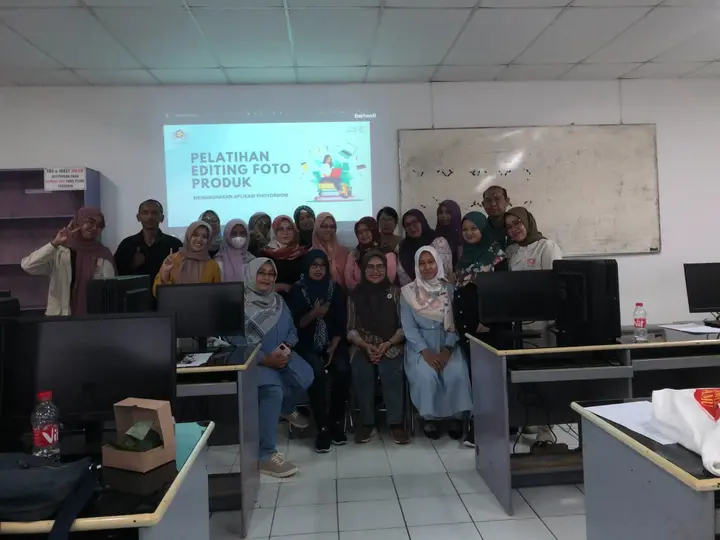 Ilustrasi Dosen Amikom Purwokerto Melatih PKK Desa Ketenger Dalam Editing Foto Produk