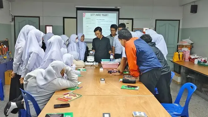 Ilustrasi Mahasiswa Universitas Brawijaya Menjadi Duta Akademik di Sekolah Thailand Melalui Program BAAP