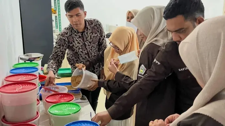 Ilustrasi Unimal dan DKPPP Lhokseumawe Latih Penyuluh Perikanan Buat Pakan Ikan dari Limbah Lokal