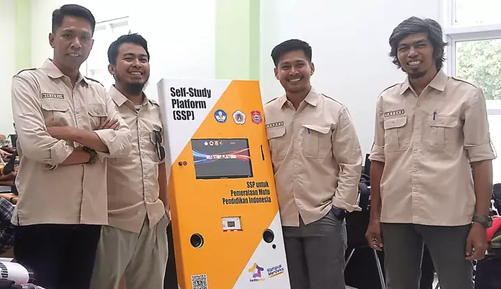 Ilustrasi Inovasi Ikhsan dan Timnya dalam Membuat Sistem Pembelajaran Digital Berbasis Energi Surya