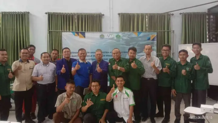 Ilustrasi Optimasi Pendidikan dan Teknologi dalam Mempersiapkan Dosen Memberikan Pengarahan Ke Guru SMK untuk Era Kendaraan Listrik