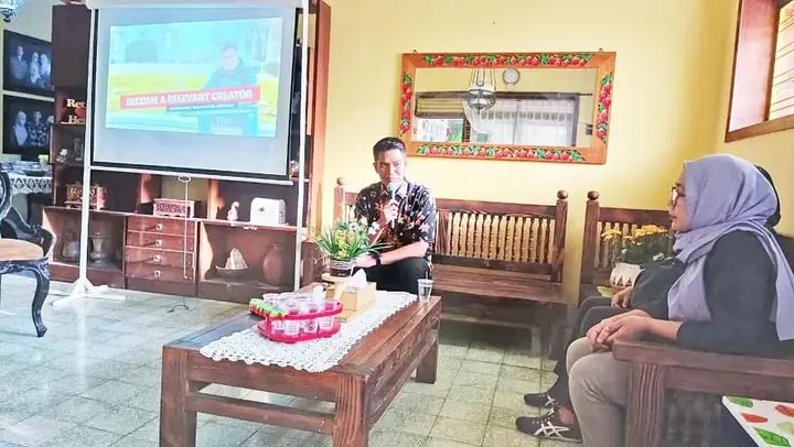 Ilustrasi Inovasi Terbaru: Dosen Unmer Malang Berkolaborasi dengan GS4 Woodcraft dalam Pengembangan Produk dan Pemasaran Kerajinan Kayu Digital