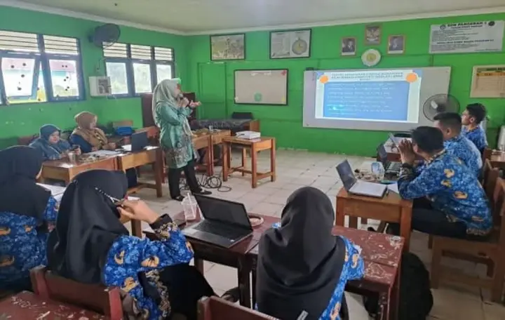 Ilustrasi Dosen ULM Latih Guru SD di Banjarmasin Utara, Cetak Karakter Siswa Unggul Lewat Manajemen Kelas