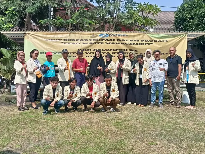 Ilustrasi Dosen dan Mahasiswa UWKS Bersihkan dan Hijaukan Dukuh Menanggal